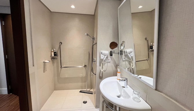 Golden Tulip Sao Jose Dos Campos - Accessible bath