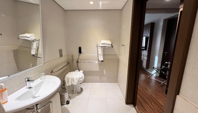Golden Tulip Sao Jose Dos Campos - Accessible bath