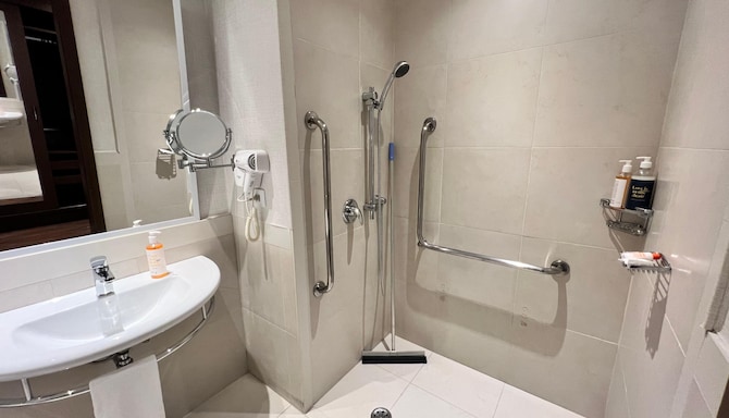 Golden Tulip Sao Jose Dos Campos - Accessible bath