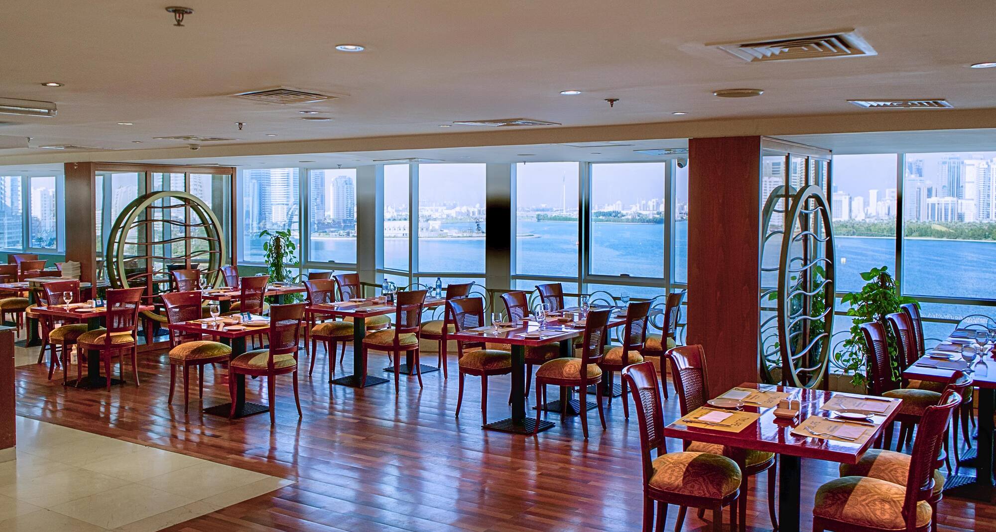 Golden Tulip Sharjah - مطعم