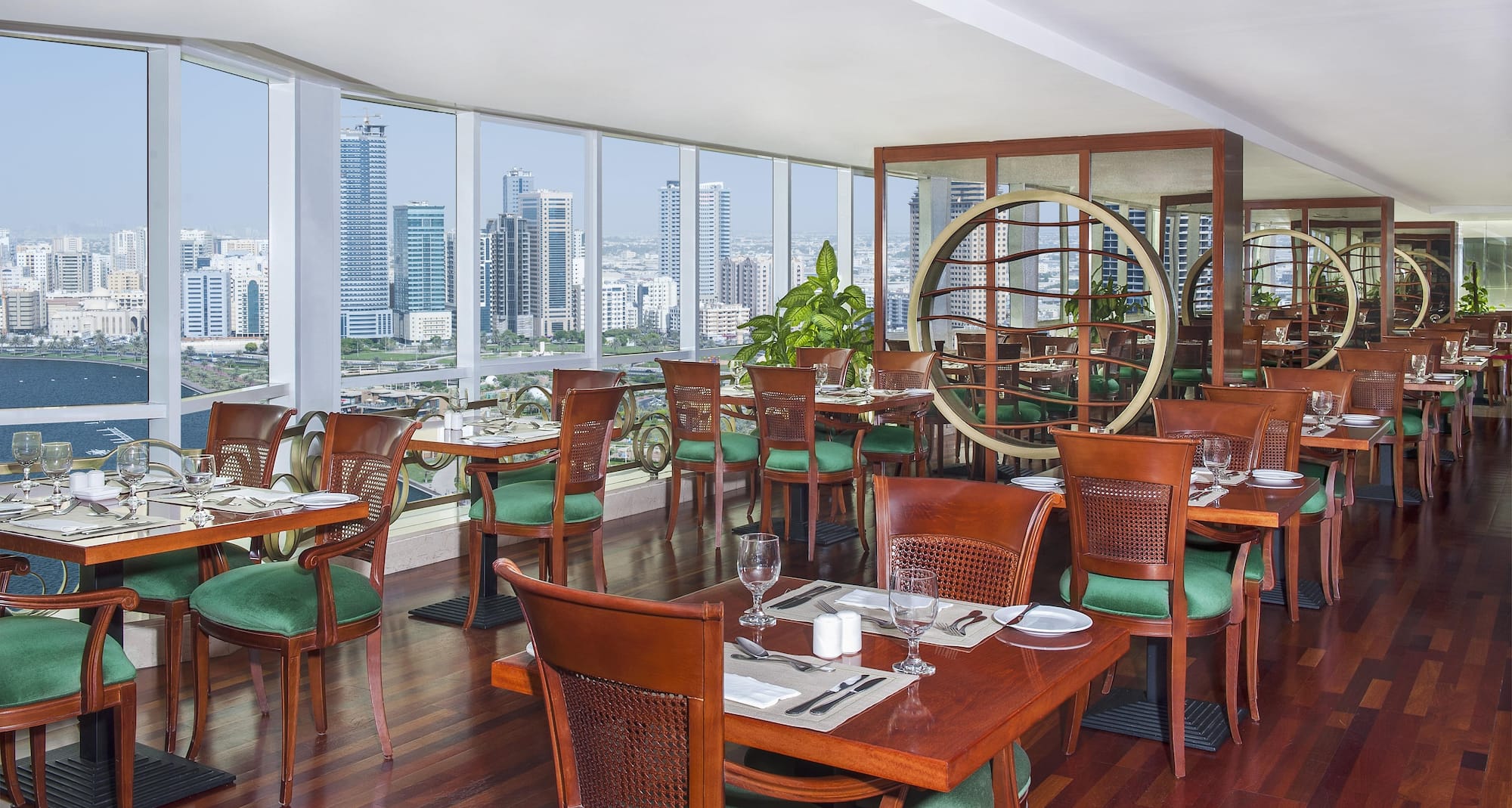 Golden Tulip Sharjah - مطعم