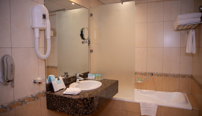 Golden Tulip Sharjah - حمام الجناح