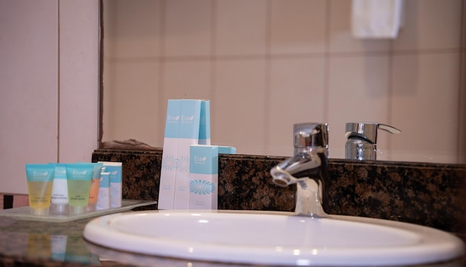 Golden Tulip Sharjah - حمام الجناح