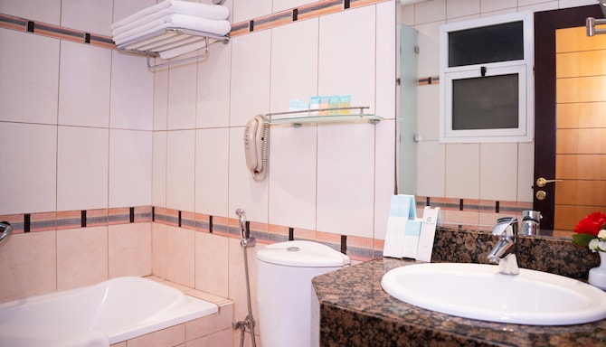 Golden Tulip Sharjah - حمام الجناح