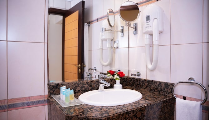 Golden Tulip Sharjah - حمام الجناح