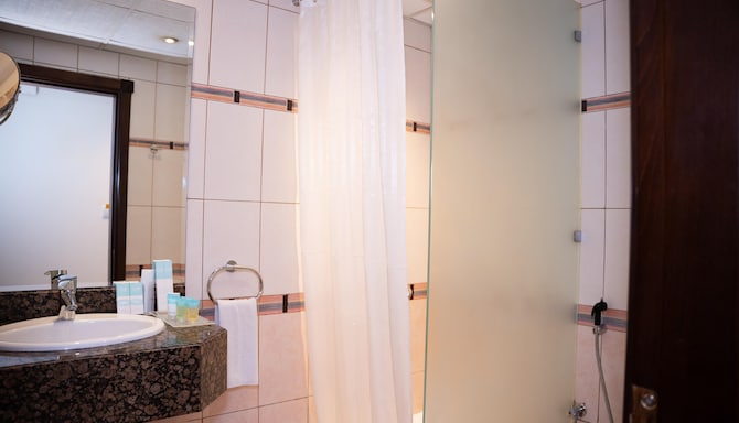 Golden Tulip Sharjah - حمام الجناح
