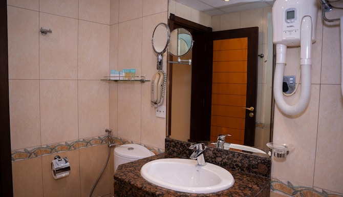 Golden Tulip Sharjah - حمام الجناح