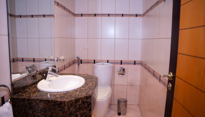 Golden Tulip Sharjah - حمام الجناح