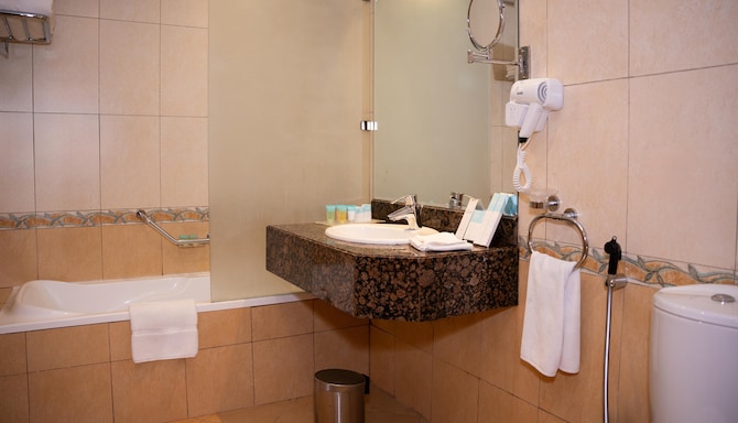 Golden Tulip Sharjah - حمام الجناح