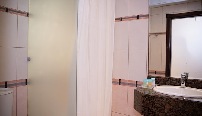 Golden Tulip Sharjah - حمام الجناح