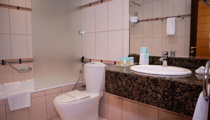 Golden Tulip Sharjah - حمام الجناح