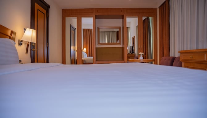 Golden Tulip Sharjah - جناح