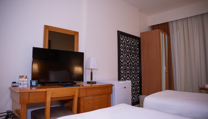 Golden Tulip Sharjah - جناح