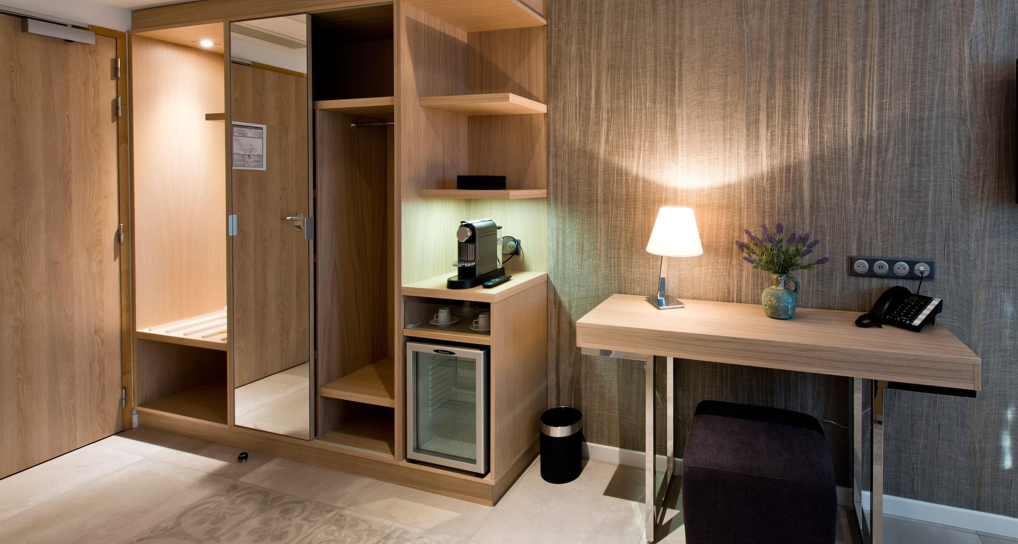 Golden Tulip Sophia Antipolis - Standard room desk