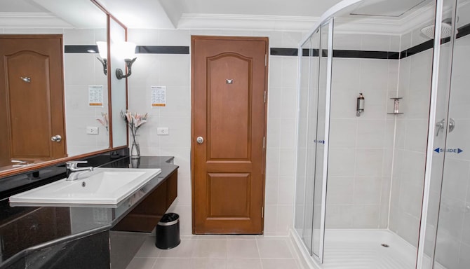 Bathtub & shower - Bathroom with shower