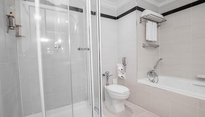 Golden Tulip Sovereign Hotel Bangkok - Bathtub & shower