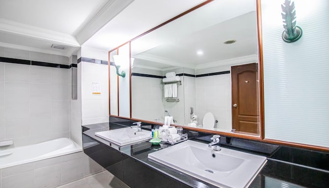 Golden Tulip Sovereign Hotel Bangkok - Bathroom & bathtub