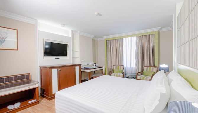 Deluxe Room king bed