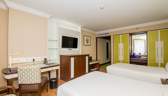 Golden Tulip Sovereign Hotel Bangkok - Deluxe Room twin bed