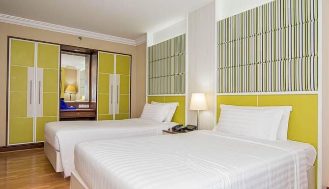 Golden Tulip Sovereign Hotel Bangkok - Deluxe Room twin bed