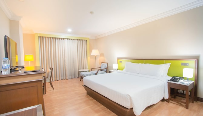 Golden Tulip Sovereign Hotel Bangkok - Executive Room king bed