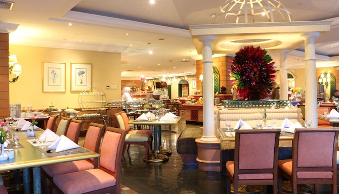 Golden Tulip Sovereign Hotel Bangkok - 92 Cafe (International Food)