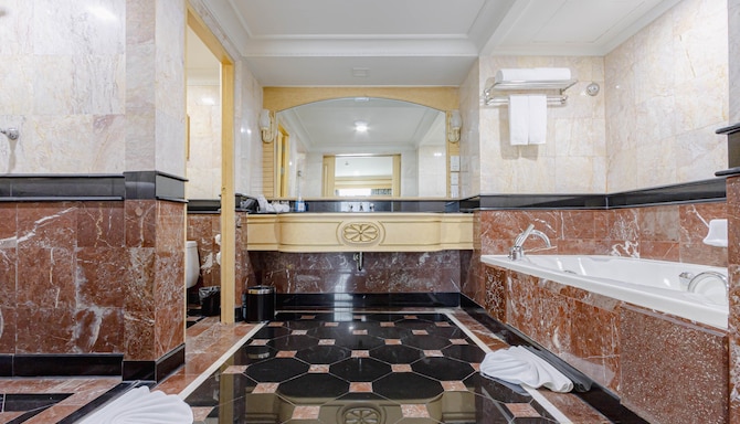 Golden Tulip Sovereign Hotel Bangkok - Bathroom & bathtub
