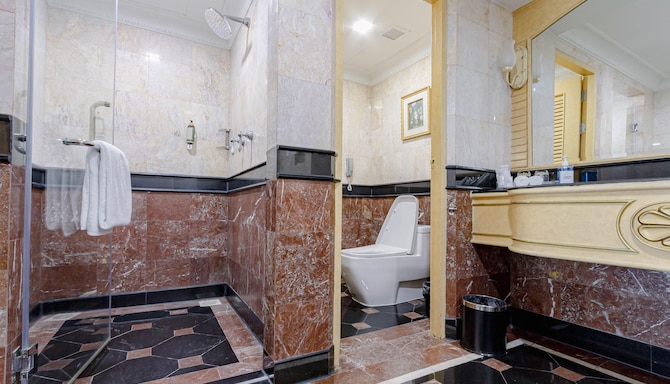 Golden Tulip Sovereign Hotel Bangkok - Bathroom & shower