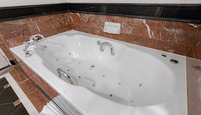 Golden Tulip Sovereign Hotel Bangkok - Bathtub