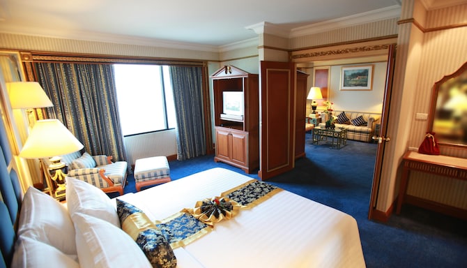 Golden Tulip Sovereign Hotel Bangkok - Grand Suite 1st bedroom