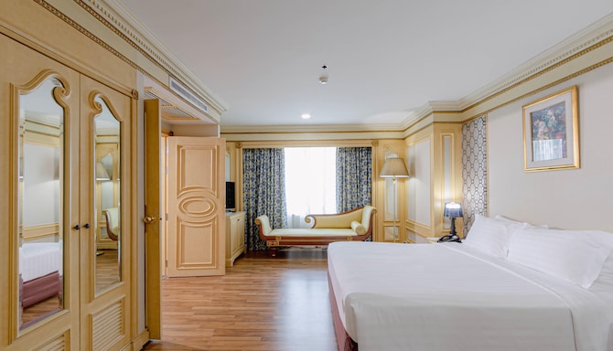 Golden Tulip Sovereign Hotel Bangkok - Executive Suite king bed