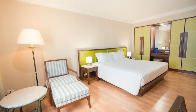 Golden Tulip Sovereign Hotel Bangkok - Executive Room king bed