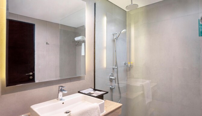 Golden Tulip Springhill Lampung - bathroom