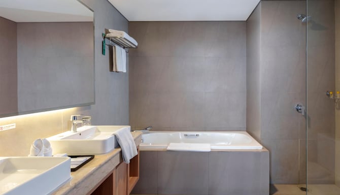 Golden Tulip Springhill Lampung - Guest room bath