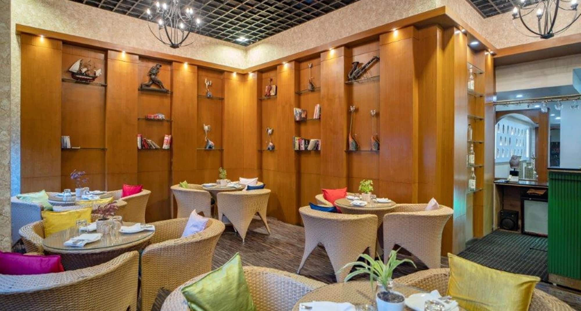 Golden Tulip Udaipur - Lounge