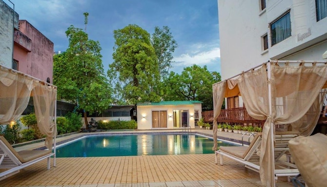 Golden Tulip Udaipur - Pool