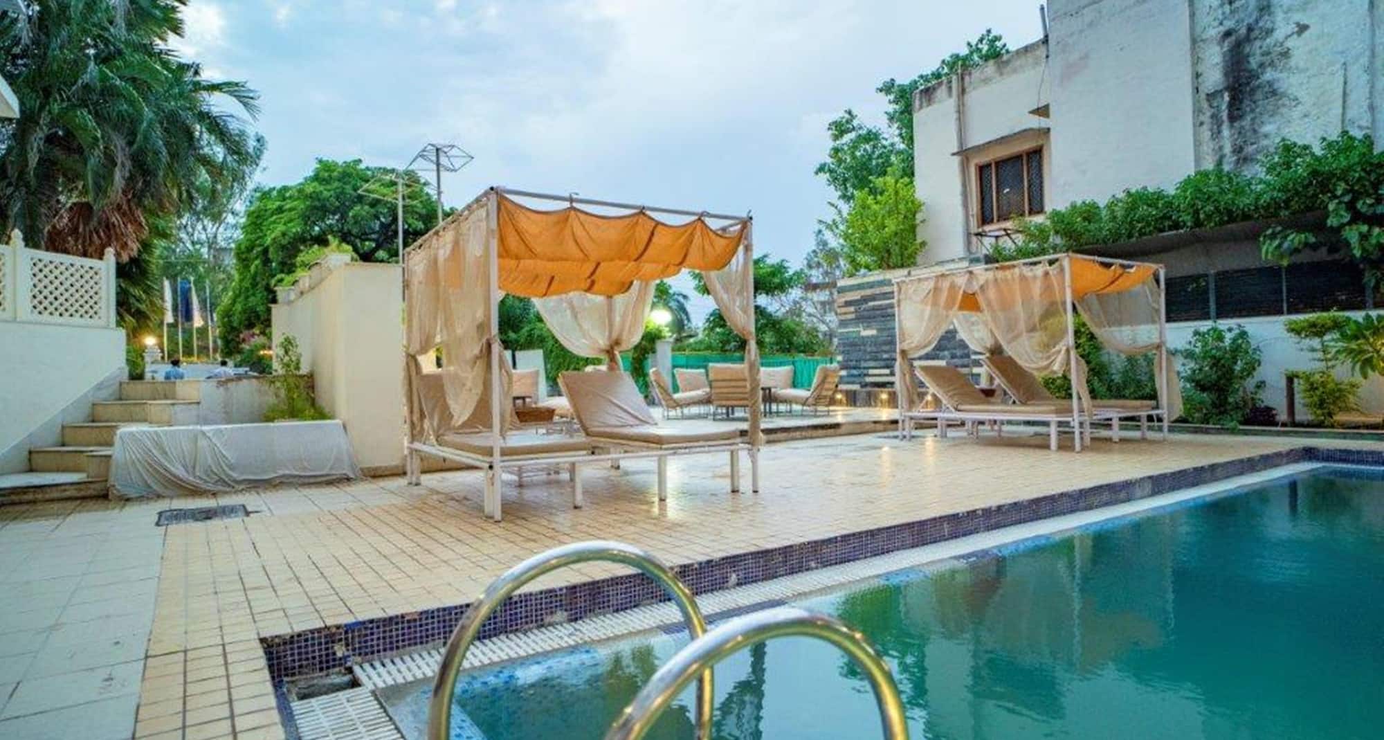 Golden Tulip Udaipur - Pool