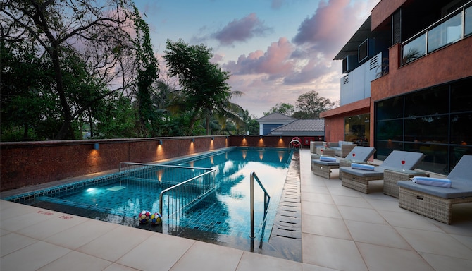 GOLDEN TULIP VAGATOR GOA - POOL
