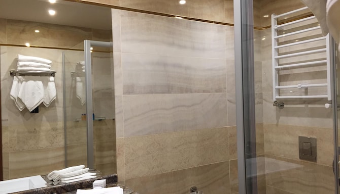 Golden Tulip Varna - Triple room bath