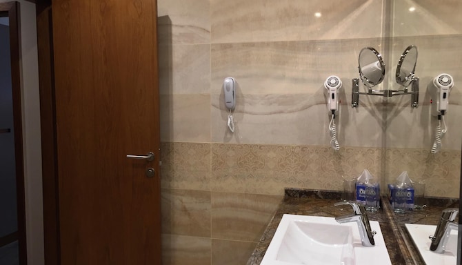 Golden Tulip Varna - Golden Tulip Varna Triple room bathroom
