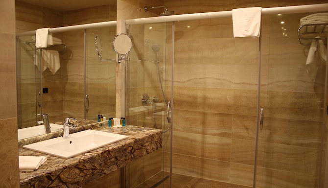 Golden Tulip Varna - Golden Tulip Varna EXE Bath