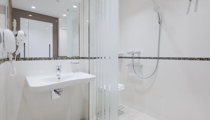 Golden Tulip Warsaw Airport Hotel - Bathroom for disabled