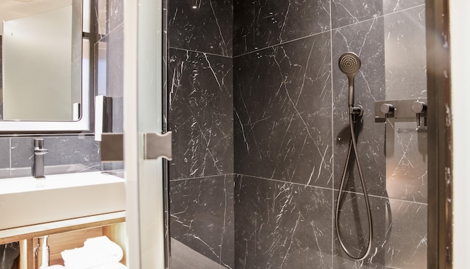 Golden Tulip Warsaw Centre - Bathroom shower