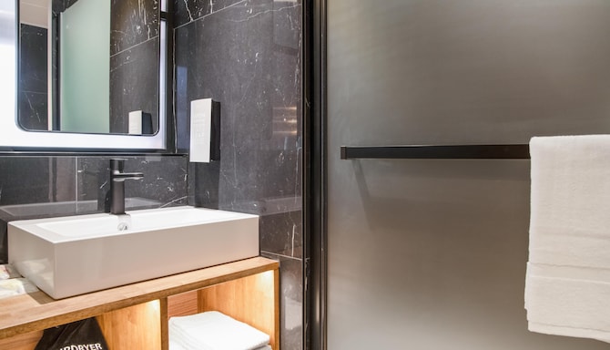 Golden Tulip Warsaw Centre - Bathroom sink 2