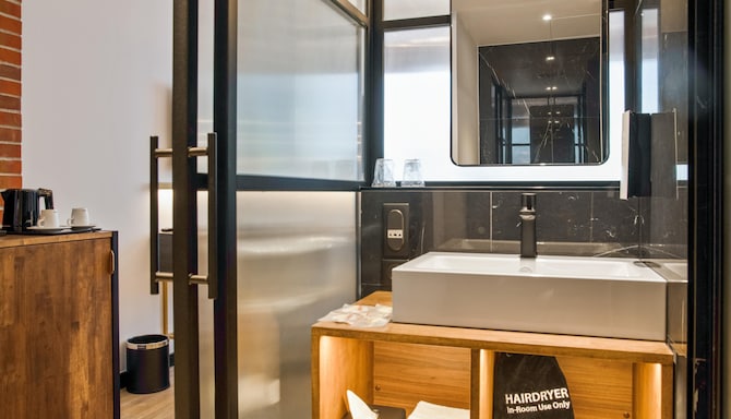 Golden Tulip Warsaw Centre - Bathroom sink 1