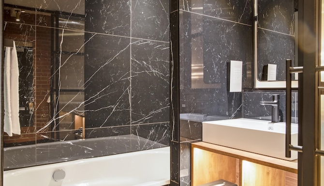 Golden Tulip Warsaw Centre - bathroom bathube