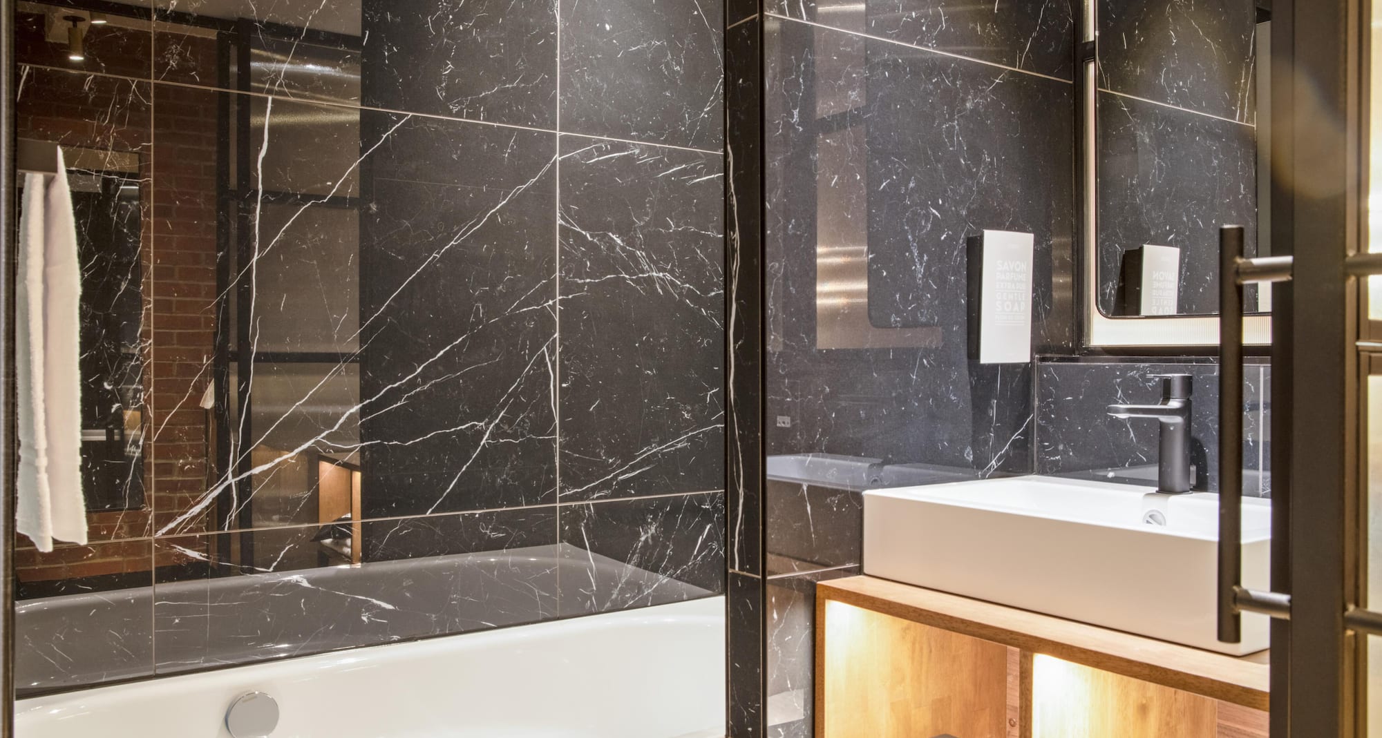 Golden Tulip Warsaw Centre - bathroom bathube