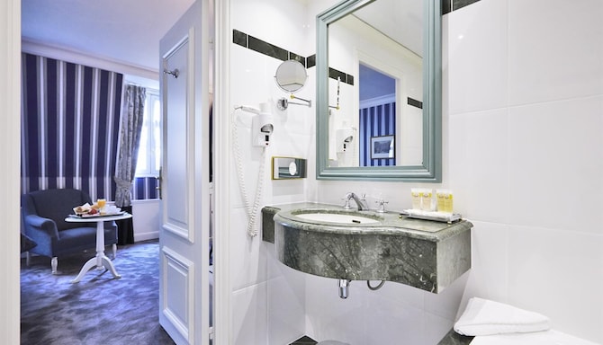 Golden Tulip Washington Opera Hotel - Salle de bain de la chambre