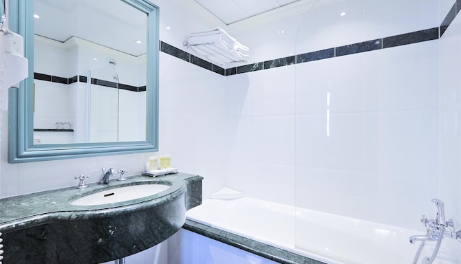 Golden Tulip Washington Opera Hotel - Salle de bain de la chambre