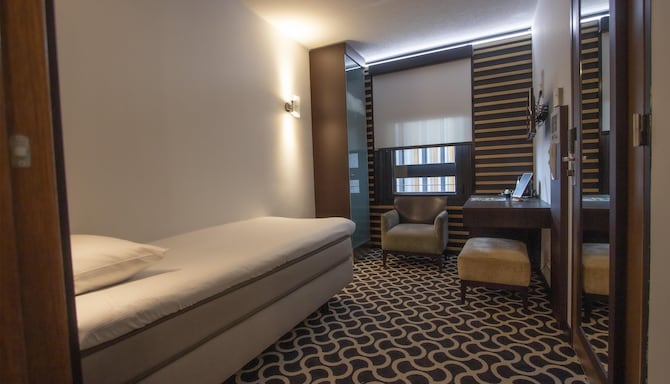 Golden Tulip West Ende - WE single